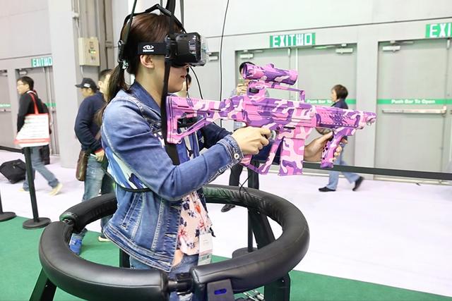 超多款國內VR產品亮相香港電子展 對戰機最好玩(圖1) 多款國內VR產品亮相展會 對戰機超好玩