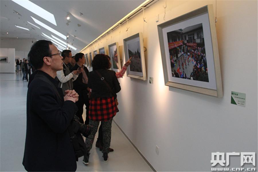 紀(jì)念蘆山地震3周年書畫攝影展開(kāi)展 200件作品展示美麗雅安巨變