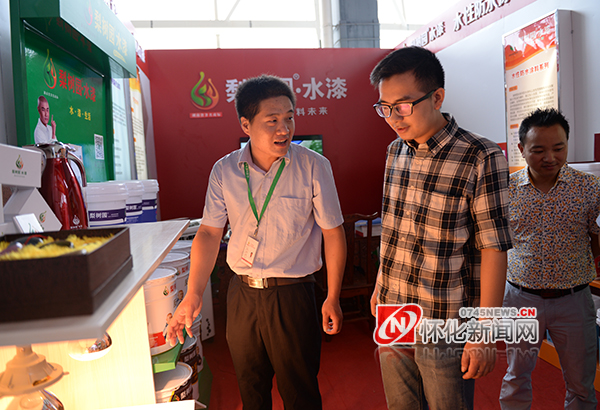建筑節(jié)能環(huán)保材料懷化房交會(huì)上受追捧(圖1) WYK_2358