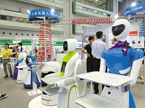 英特爾硬蛋展臺展示聯(lián)手 打造機器人生態(tài)(圖1)