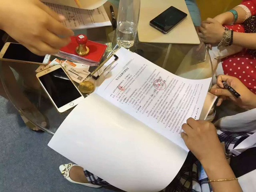 現場簽約忙不停！