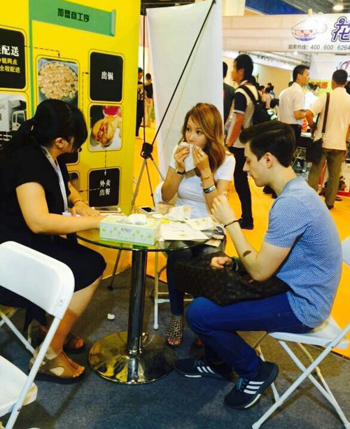 韋小包試吃活動還吸引了來自國外友人的試吃品嘗、考察，獲點贊