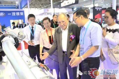 原中國機(jī)械工業(yè)部部長何光遠(yuǎn)蒞臨展臺(tái)參觀
