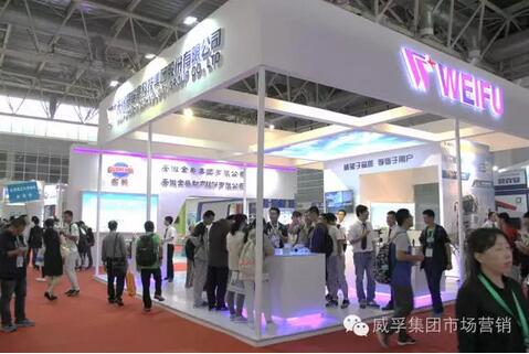 人來人往的展臺(tái)