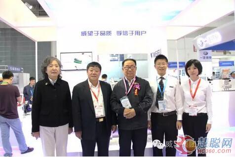 中國內(nèi)燃機(jī)工業(yè)協(xié)會(huì)常務(wù)副會(huì)長兼秘書長邢敏蒞臨展臺(tái)參觀