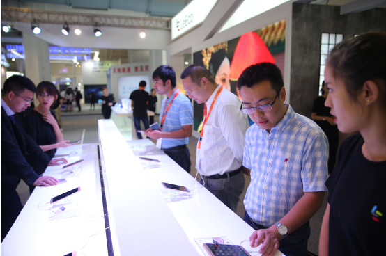 馮幸出席國際信息通信展開幕式 王曉初到訪樂視展臺 馮幸出席國際信息通信展開幕式 王曉初到訪樂視展臺